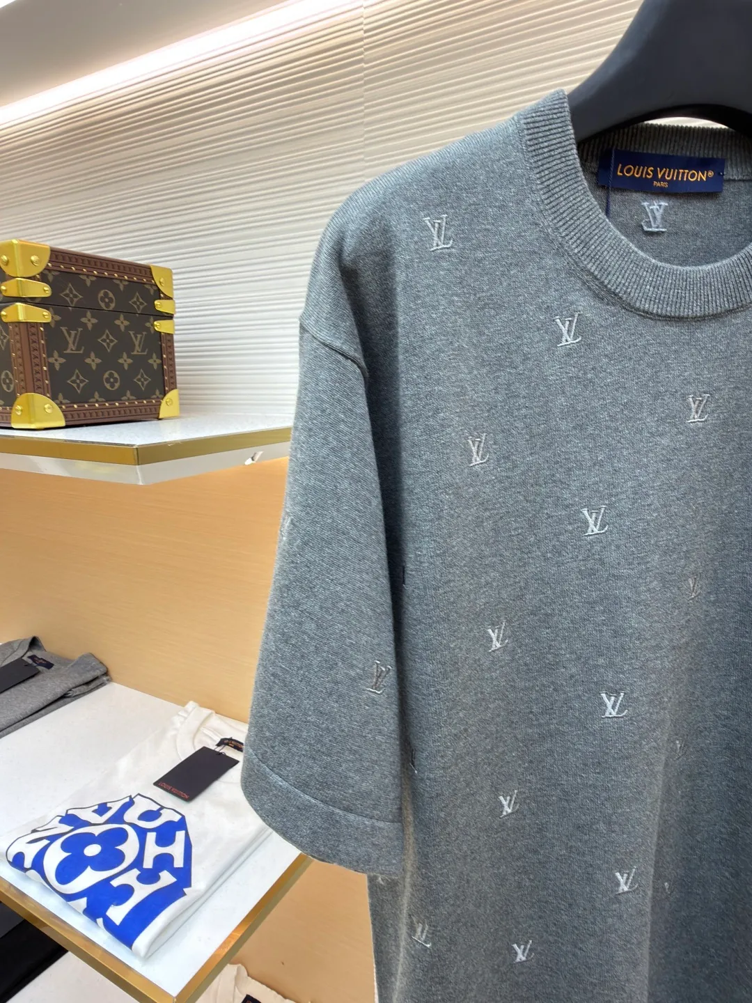 LOUIS VUITTON woolen short sleeves with small gray characters embroidery ●Original version: purchased and developed by 11365 ●Item number: 1682208-B00 ●Fabric: pure cotton yarn wool fabric ●Technology: embroidery production ●Color: gray ●Version: fitted version ●Weight: about 380 grams ●Size: XS-S-M-L ●Description: The whole piece is made with full embroidery technology. The stitching technique is mainly used to fill in the slender and curved lines of the embroidery shape, which can show the details and layering of the pattern. The slender and curved lines have a strong sense of line and three-dimensionality when stitched, and the stitching technique is vivid, lively and has good coverage. Use embroidery thread to embroider the pattern stitch by stitch. The pattern will be tight and have a shrinking effect. The splicing of the armholes, neckline and body adopts fine stitch processing instead of direct sewing. This processing method makes the product more detailed; it also improves the texture of the product and the yarn itself has ductility. The upper body has a drapey feel without being tight and wraps around the body. The washing process of the yarn softens the touch of the fabric while still retaining the original sense of wideness. The overall wiring is straight and delicate, the fabric is comfortable and soft, and the color is consistent without color difference. It can be matched with the same style to create a fashionable look and control various occasions. Customized accessories, complete with three standards, same style for men and women!